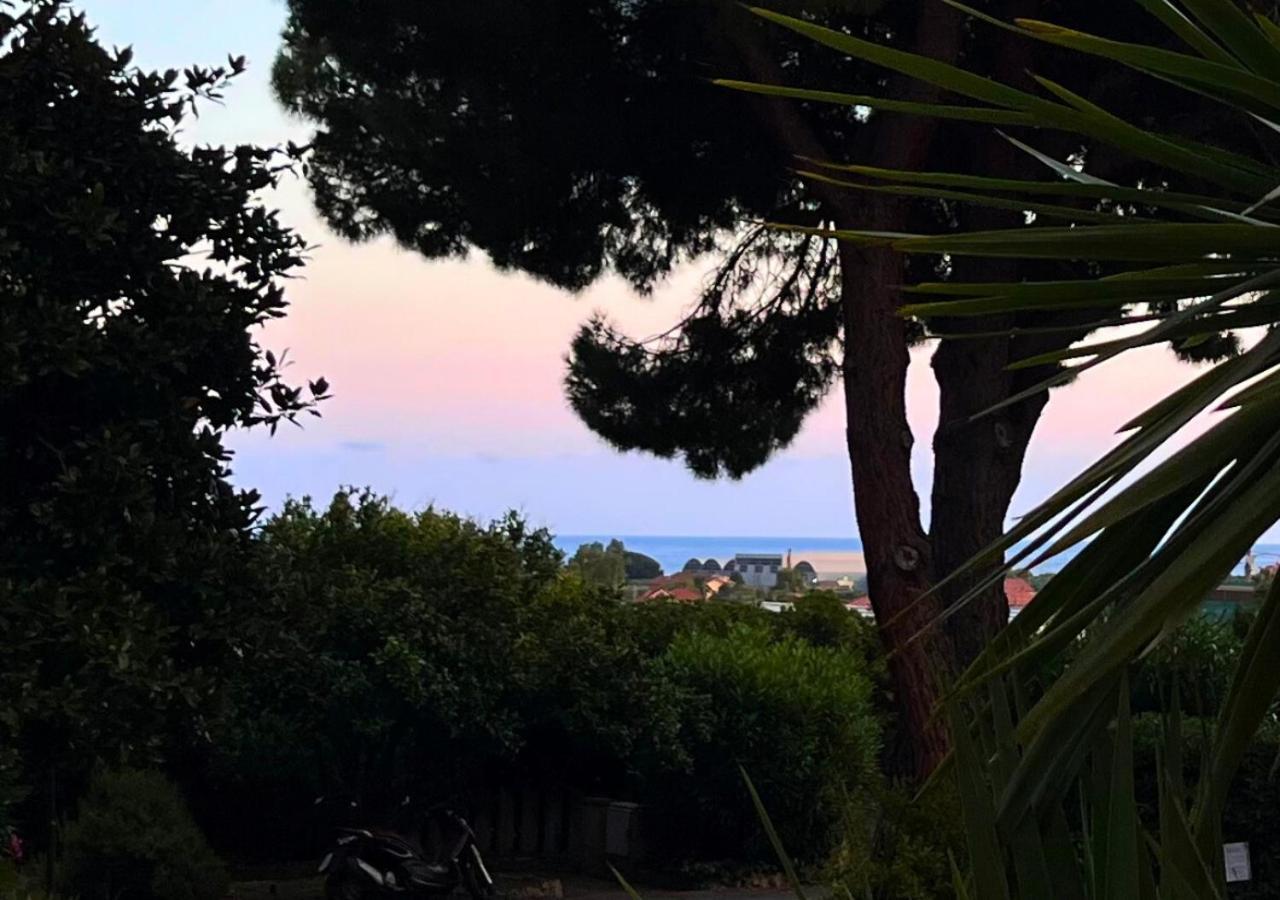 La Luna E Il Falo كيريالي المظهر الخارجي الصورة
